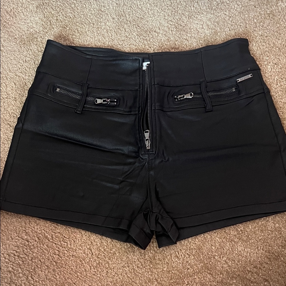 Amisu Black High Waist Zippered Shorts
